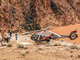 ヘリコプターでの遊覧飛行！陸と地上、両方から異なる絶景が楽しめます。