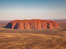 世界最大級の一枚岩、ウルル（エアーズロック）を上空から見下ろそう！