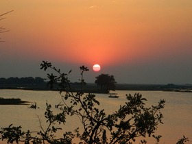 チョベ川で見る美しい夕日は素敵な思い出になります