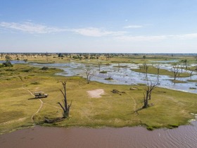 オカバンコデルタとマカディカディ塩湖、異なる自然景観が楽しめます