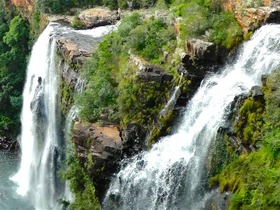 パノラマツアーでは大きな滝などの大自然の絶景が待っています