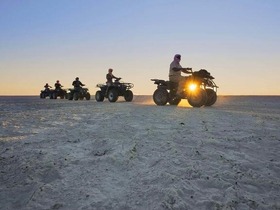 マカディカディ塩湖で4輪バイクに乗りながらサンセット鑑賞