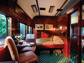 デラックスルームの様子。優雅な列車の旅をお楽しみください。