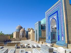 シャーヒズィンダ廟群など、レギスタン広場には重要建築物が並びます。
