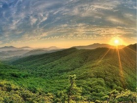 緑がいっぱいの美しい都市、ガバラ