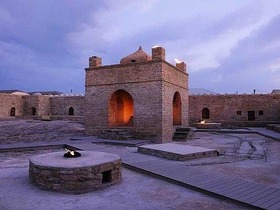 火の寺院と呼ばれる、アプシェロン半島のアテシュガ寺院