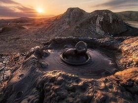 アゼルバイジャン、ゴブスタン国立公園の泥火山