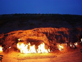 アゼルバイジャン、アブシェロン半島のヤナルダグ（燃える山）