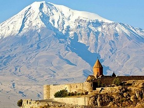 ノアの方舟がたどり着いたアララト山を望む、ホル・ヴィラップ修道院