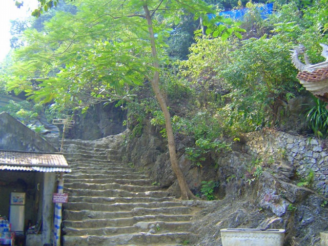 石畳の階段を登りいざ香寺へ!