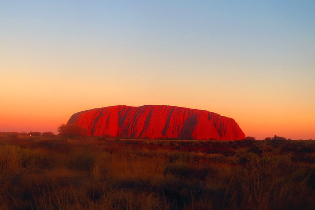 ウルル 豪ウルルに観光客が殺到、登山禁止目前に駆け込み - BBCニュース