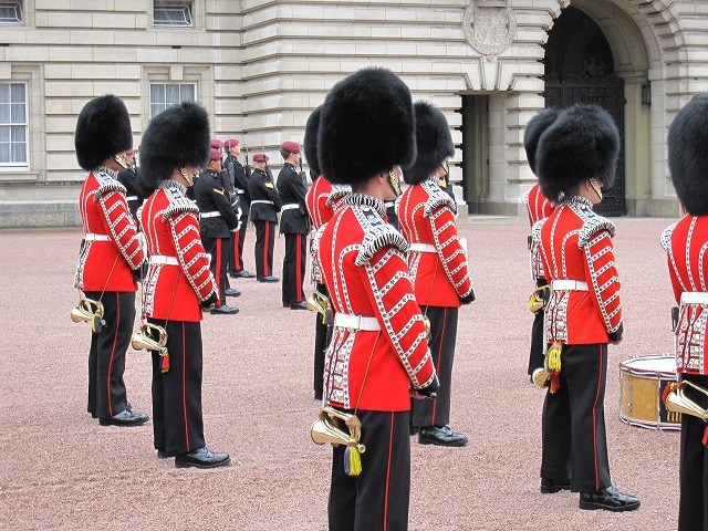 ロンドン名物 外周護衛を担当する近衛兵の交代儀式