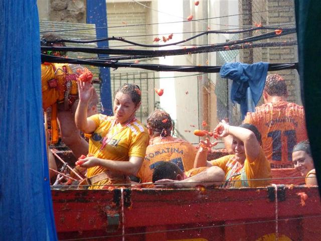 ★トマト祭★ 上白石萌音がスペインのトマト祭りに参加！顔面トマト直撃に感情