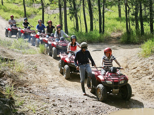 ケアンズ 2023年閉鎖 4輪バギー(ATV)でジャングル走行の予約ならホット