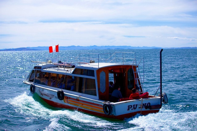 プーノ発世界最高所の汽船などが航行可能な湖、チチカカ湖1泊2日ツアー