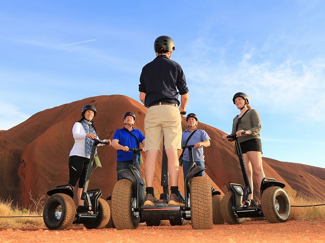 セグウェイでエアーズロック1周＆サンライズ鑑賞！【半日午前／日本語