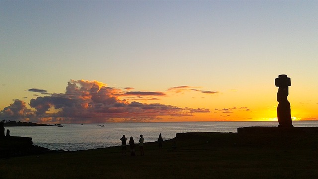 イースター島 1体のモアイが印象的なアフ・タハイの夕焼け