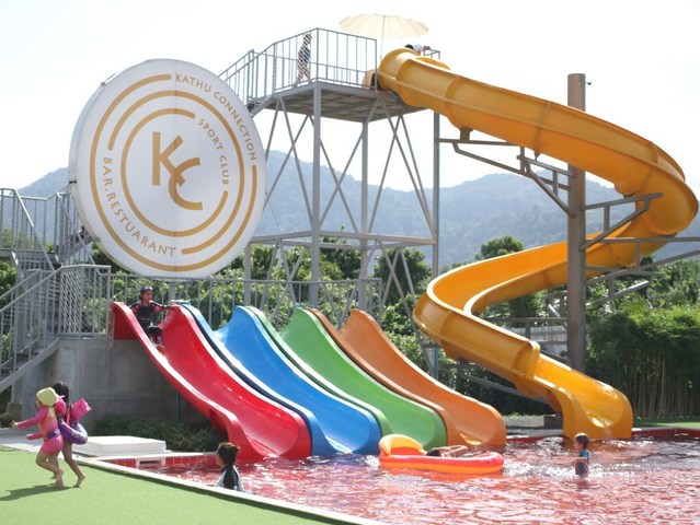 大きな滑り台からジャンプ!! / カトゥ・コネクション・クラブバー