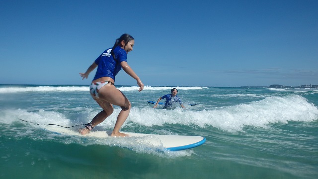 ゴールドコースト サーフィン/ボディーボード体験＋ビーチ BBQ ツアー