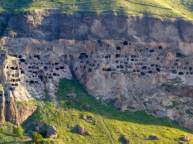中世の洞窟住居が残されたヴァルジアの洞窟修道院。