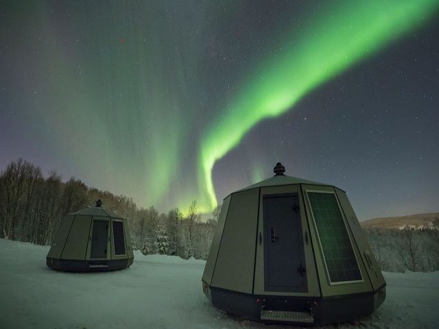 ノルウェー 部屋からオーロラ観賞！センジャ島 ガラスイグルー1泊2日