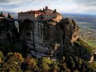 絶景世界遺産メテオラ修道院とギリシャ神話の始まりデルフィを巡る2日間【列車・バス利用 / 宿泊 / 英語ガイド】