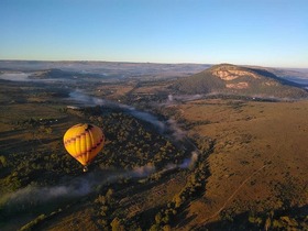 熱気球クラシックフライト！世界遺産「人類のゆりかご」上空を飛行【ヨハネスブルク発着/ 約1時間の遊覧飛行＋5スターロッジでの朝食】