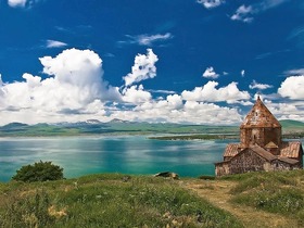 セヴァン湖・セヴァナヴァンク修道院・ディリジャン・ゴシャバンク修道院・ハガルツィン修道院日帰り観光【エレバン発/ 英語ガイド/ 3月～11月中旬】
