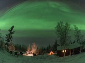 くつろぎのキャビンで楽しむオーロラ観賞【英語ガイド / イエローナイフ市内送迎 / 軽食付き】