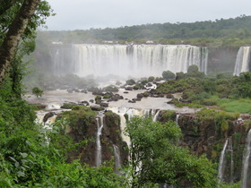 イグアスの滝ブラジル側観光！バードパーク＆マクコサファリスピードボート付き【英語ガイド】