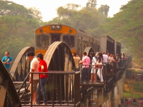 映画「戦場にかける橋」の舞台! カンチャナブリ 泰麺鉄道に乗ろう!!