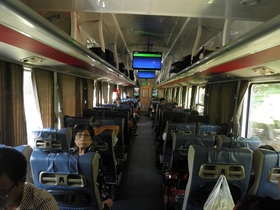 ローカル列車の旅！ ベトナム鉄道とザボン村ツアー【ベトナム料理昼食付】