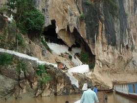 市内観光とパクウー洞窟、サンハイ村、(酒作り)サンコン村(織物)