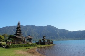 ブドゥグル高原とタナロット寺院サンセット寺院観光