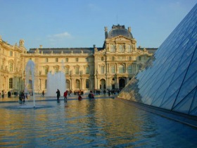 【2024年3月まで催行予定なし】ミニバスで行く!!パリ市内観光+ルーブル美術館1日ツアー