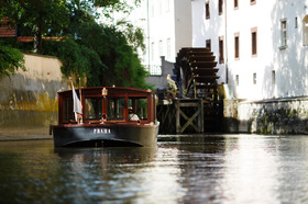 一味違うプラハ運河観光!可愛らしい伝統的ボートでモルダウ川(ヴルタヴァ川)名所巡り!