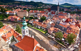 世界一美しい街とチェコで最も美しい城を観光！世界遺産チェスキー・クルムロフとフルボカー1泊2日!