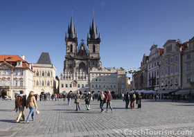 王国の歴史と魅力をじっくり学ぶ!チェコ王の足跡をたどる市内ウォーキングツアー!