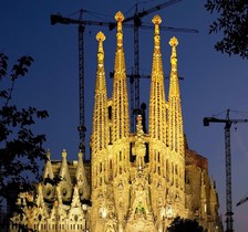 ガウディ建築「カサ・ミラ」の満喫ディナーとサグラダ・ファミリアの夜景観賞 **カサ・ミラ入場券付プランあり**【みゅう】