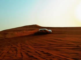 トランジット(乗り継ぎ)で参加可能! 4WD砂漠サファリ+砂漠でアラブ風ビュッフェディナー!!