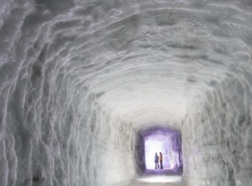 ラングヨークトル氷河をくり抜いた氷の洞窟を体験 [レイキャビク発]