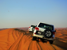 4WD砂漠サファリ+ベリーダンスを鑑賞しながらアラブ風ビュッフェディナー!!