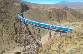 標高4,220mを走る「雲の列車」日帰りツアー【サルタ発】