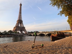 ロンドン発パリ日帰り！市内車窓観光＋セーヌ川クルーズチケット【ロンドン発着往復航空券/ 観光（ガイドなし・音声ガイド付き）】