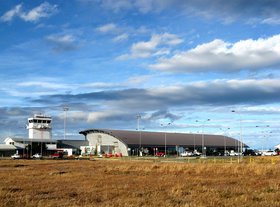 プンタアレーナス空港～プエルトナタレス市内長距離バス（空港～バス停、バス停～ホテル間の往復送迎付き）