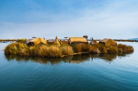 チチカカ湖に浮かぶ島「ウロス島」と「タキーレ島」日帰り【英語ガイド】