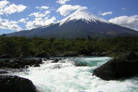 「チリ富士」オソルノ火山とペトロウエ滝訪問【プエルトバラス発/ 英語ガイド】