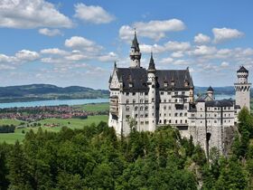 世界遺産ノイシュバンシュタイン城とリンダーホーフ城 日帰りツアー【英語ガイド】