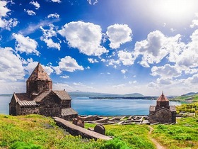 湖畔の修道院を訪問！セヴァン湖・セヴァナヴァンク修道院・ノラトゥス墓地1日ツアー【エレバン発/ 英語ガイド/ プライベート】