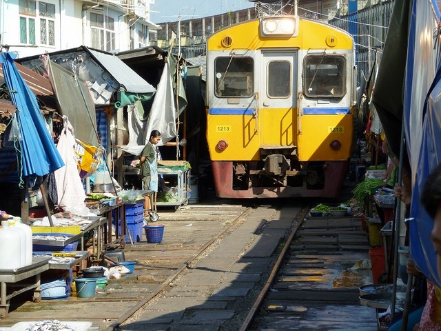 ダムヌン水上マーケットと線路市場
